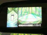 【アラウンドビューモニター】専用のカメラにより、上から見下ろしたような視点で360度クルマの周囲を確認することができます☆死角部分も確認しやすく、狭い場所での切り返しや駐車もスムーズに行えます。