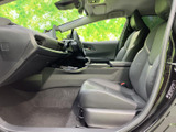運転席周りはシンプルで操作しやすい配置。各種スイッチ類も手が届きやすく、安全運転をサポートします。快適な運転環境です。