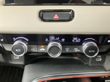 視認性の高いメーター類が運転に必要な情報を分かりやすく表示し、運転状況を常に把握することで安全運転をサポートします。洗練されたデザインも魅力です。