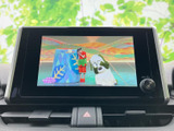 停車中に楽しめるTV機能付き。長距離移動やお待ち時間に、エンターテイメントを満喫できます。快適な時間を過ごせます。