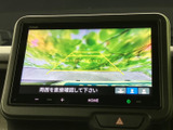 後方確認がしやすいように、カメラの映像が鮮明に表示されます。駐車時の安全性も高め、狭い場所でも安心して操作できます。