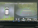 バックカメラの映像がモニターに表示され、駐車時の安全性を高めます。狭い場所でも安心して駐車できます。後方確認も容易です。
