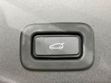電動リアゲートは、ボタンやリモコンでバックドアを自動開閉できる機能です。楽に開閉でき、ゲートが開く高さの記憶や安全のための挟み込み防止機能も備えています。