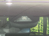 【ホンダセンシング】走行中に前方の車両等を認識し、衝突しそうな時は警報とブレーキで衝突回避と被害軽減をアシスト。より安全にドライブをお楽しみいただけます。