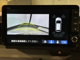 リバースギアに入れるだけで後方の表示へ切り替わります。夜間や雨の日の駐車も楽になりますよ。