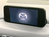 【8.8インチマツダコネクト】車内の雰囲気にマッチした大型のディスプレイ。スマホ接続でのナビ使用やBluetooth再生等、様々な機能が楽しめます。直感的なダイヤル操作が可能で、使い勝手も良好です。