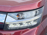 【LEDヘッドライト】悪天候や夜間走行時も良好な視界を確保し安心して運転できる高輝度LEDヘッドライトを装備!点灯速度が早く、消費電力も抑えられています。