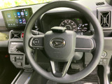 握りやすいステアリング形状で、長時間の運転でも疲れにくい設計です。操作性も高く、スムーズなドライビングを実現します。快適な運転体験をサポートします。