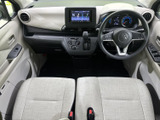ドライバーシートに座ると、広々とした視界が広がります。操作性にも優れ、快適な運転をサポートします。
