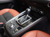 操作性に優れたシフト周り。信号待ち等でブレーキから足を離しても停車を維持するオートブレーキホールドを搭載し、運転の負担を軽減。コマンダーノブや電子制御ブレーキも手元に集約した快適な運転席です。