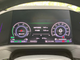 美しいデザインのメーターが、運転の楽しさを引き立てます。必要な情報をひと目で確認でき、安全運転をサポートします。洗練された空間を演出します。