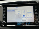 多彩なソースに対応し、快適なドライブをサポート。スマートフォンとの連携機能も充実しており、音楽やナビゲーションも楽しめます。