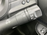 操作しやすい位置に配置されたウインカーレバー。スムーズな操作感で、安全な車線変更をサポートします。直感的に操作できる設計です。