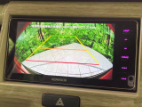 【バックカメラ】駐車時に後方がリアルタイム映像で確認できます。大型商業施設や立体駐車場での駐車時や、夜間のバック時に大活躍!運転スキルに関わらず、今や必須となった装備のひとつです!