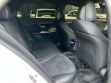メルセデスのシートは少し硬めになっております。長時間の運転の際、適度な反発があることでお尻や腰の負担を減らす効果が御座います。