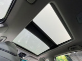 【調光パノラマルーフ】車内の解放感が一気に上がる大型パノラマルーフに調光機能がプラス!日差しが強い時、シェードを閉めなくてもガラスの透明度を調整することで心地よい明るさに♪