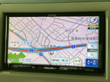 目的地へのナビゲーションをサポート。高精細な地図表示で、運転をより安全・快適にします。道に迷う心配なく、スムーズな移動が可能です。