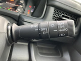 操作しやすい位置に配置され、直感的に操作できます。安全運転をサポートする機能です。