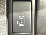 【パワースライドドア】スマートキーや運転席のスイッチでスライドドアの開閉が可能♪電動だから力を入れてドアを開ける必要が無く、小さいお子様でも、重い荷物を持っている時もラクに開け閉めできます♪