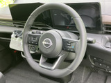 握りやすい形状で、長距離運転でも疲れにくいステアリング。操作性も高く、スムーズな運転を可能にします。