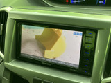 後方の状況をより詳しく確認できるバックモニター。駐車時の安全性を高め、狭い場所でもスムーズに駐車できます。運転に自信がない方にもお勧めです。