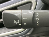 雨天時の視界を確保し、安全な運転をサポートします。操作も簡単で、状況に応じて最適なワイパー作動を選択できます。