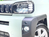 【LEDヘッドライト】悪天候や夜間走行時も良好な視界を確保し安心して運転できる高輝度LEDヘッドライトを装備!点灯速度が早く、消費電力も抑えられています。