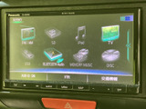 CDやUSB、Bluetoothなど、多彩なソースに対応。お気に入りの音楽を車内で楽しめます。快適な移動時間を演出しますよ。