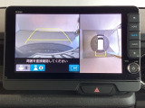 バックギアに入れますとご覧のような画像に自動的に切り替わります。車庫入れ時に役立ちます。