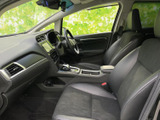 運転席からの視界は広く、運転操作もスムーズに行えます。快適な運転環境が、日々の移動をサポートします。安全運転をサポートします。