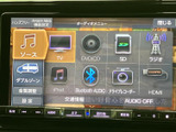 多彩な音源に対応し、高音質なサウンドを楽しめます。お好みの音楽で、快適なドライブ空間を演出できます。様々なメディアに対応。