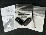 メンテナンスノート、取扱説明書ですね。 車の情報が凝縮されています。 車の整備記録が記載されている大事な物ですよ。