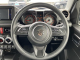 握りやすいステアリングは、長距離運転でも疲れにくい設計。操作性にも優れ、スムーズなハンドリングをサポートします。快適なドライビングを実現。