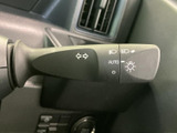 雨の日でもクリアな視界を確保できるワイパーレバー。オート機能も搭載し、運転操作をより安全に、そして快適にします。