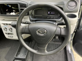 握りやすい形状で、運転中の疲れを軽減。操作性も高く、スムーズなハンドリングをサポートします。快適なドライブをさらに引き立ててくれるでしょう。