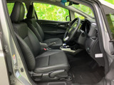運転席からの視界が広く、運転操作もスムーズに行えます。シートの形状も工夫されており、長距離運転でも疲れにくい設計です。快適なドライブをサポートします。