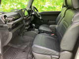 シンプルなデザインのインテリアは、使い勝手に優れています。運転に必要な情報が、見やすく配置されています。