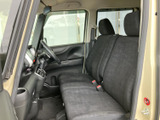 運転しやすいように設計された空間です。ステアリングやペダルの配置も最適で、快適なドライビングをサポートします。