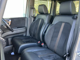運転しやすいように設計されたシート。体全体をしっかりとホールドし、快適なドライビングをサポートします。長時間の運転も楽にこなせます。