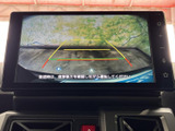 後方確認をサポートするカメラの映像が鮮明に表示されます。狭い道や駐車時も、安全に運転できます。