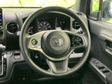 握りやすいステアリングは、運転操作をスムーズにします。操作性も良く、快適なドライビングをサポートします。