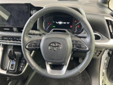 握りやすい形状で、運転操作を快適にします。オーディオやハンズフリー通話など、便利な機能も操作可能です。運転の楽しさを向上させます。
