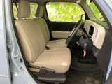 明るい室内空間で、ゆったりとリラックスできます。運転席からの視界も広く、運転しやすい環境です。