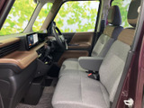 運転席からの視界は広く、運転操作もスムーズに行えます。快適なドライビングをサポートする機能が充実しています。