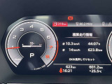 スピードメーターなどの運転に必要な計器とともに、オーディオ・電話の操作画面などを表示。レイアウトはステアリングスイッチで切り替えでき運転に集中しながら必要な情報を瞬時に得ることが可能。