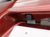 後退時に車両の後ろ側をモニター画面に表示します。車庫入れなどでバックする際に後方確認ができて便利です。車庫入れが苦手な人もこれで安心。