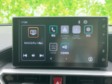 高精細なディスプレイが、運転中の情報表示をより鮮明に。直感的な操作性で、楽曲再生や各種設定も簡単に行えます。快適なカーライフを。
