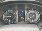 視認性の高いメーター類は、運転に必要な情報をドライバーへ的確に伝えます。デジタル表示も採用し、洗練された印象を与えます。