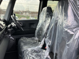運転しやすい配置で、快適なドライビングをサポート。シートカバーで保護されており、車内を清潔に保てます。