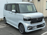 車幅いっぱいに伸びたフロントアクセサリLEDがボディーのワイド感を強調